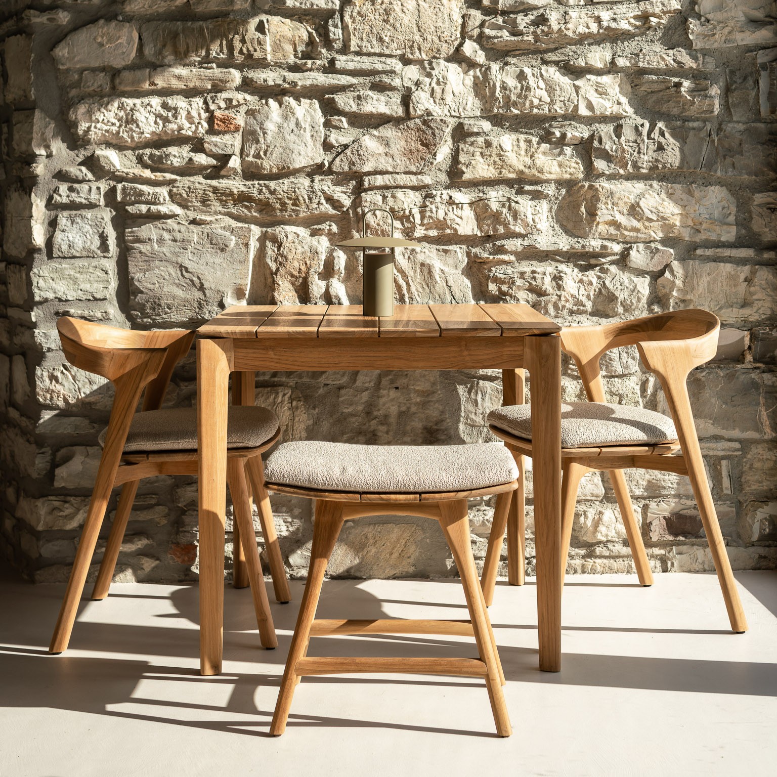 10296_Bok_outdoor_dining_table_10155_Bok_outdoor_dining_chair_21096_Bok_cushion_off_white_10288_Osso_outdoor_stool_21243_Osso_stool_cushion_off_white_WEB